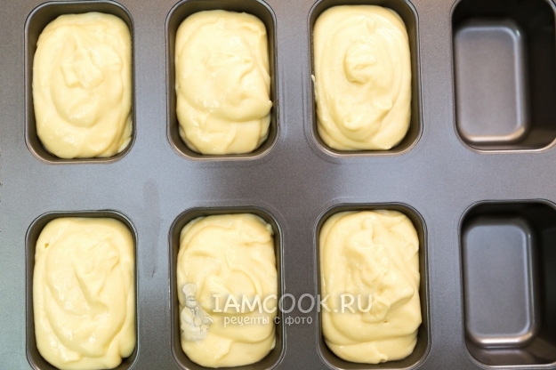 Положить тесто в формочки