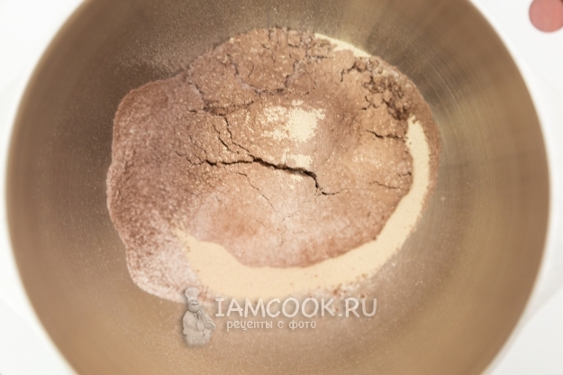 Соединить муку, какао и дрожжи