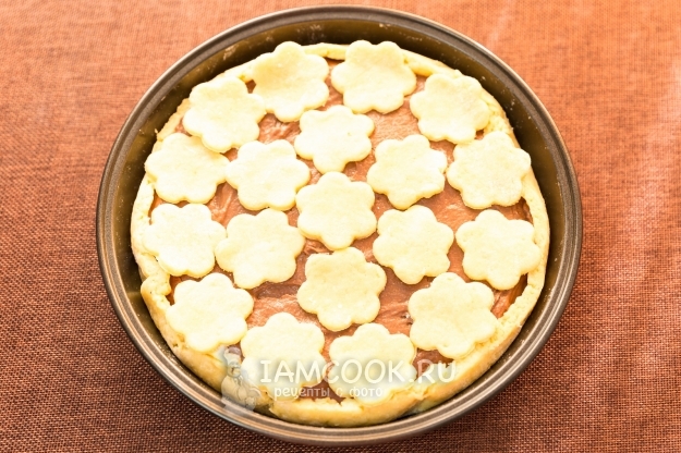 Положить на крем заготовки из теста