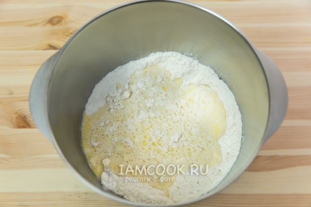 Соединить масло, молоко, муку и сахар