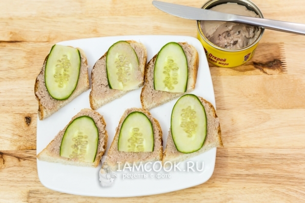 Положить огурец