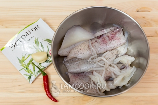 Ингредиенты для кальмаров, жаренных с чесноком и острым перцем