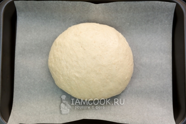 Положить тесто на противень