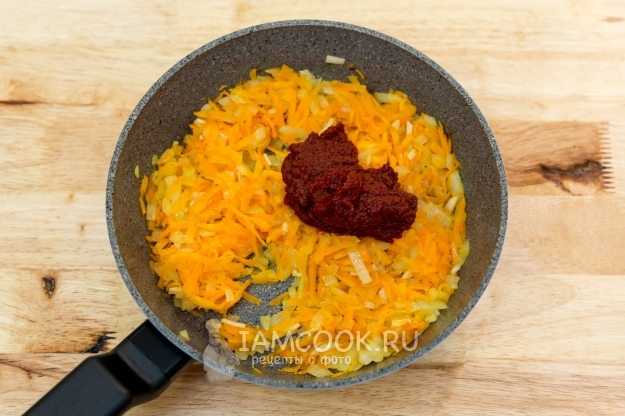 Положить томатную пасту