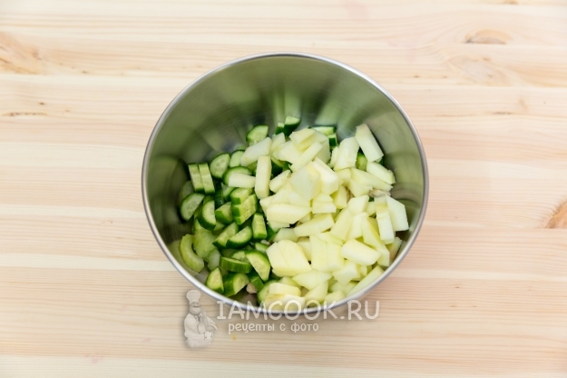 Положить яблоко и огурец