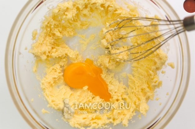 Соединить масло с сахаром и желтком
