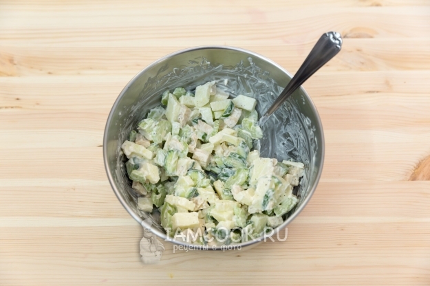 Рецепт салата с сельдереем, яблоком и курицей