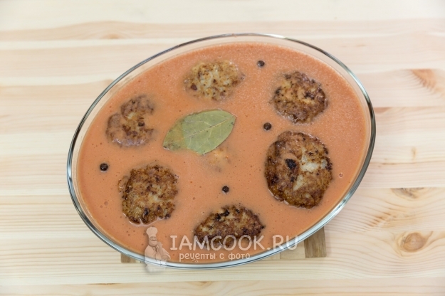 Залить котлеты соусом