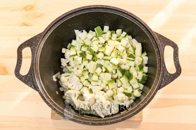 Добавить кабачок и капусту