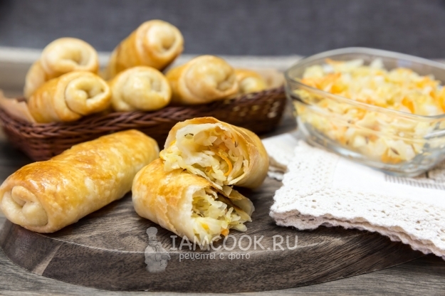 Рецепт постных слоеных пирожков с квашеной капустой