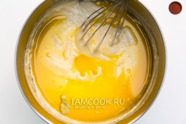 Влить масло