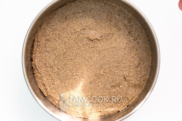 Выложить тесто в форму