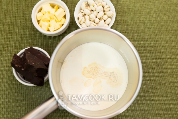 Соединить сливки с ароматизатором