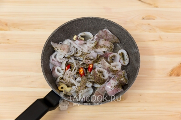 Положить кальмаров на сковороду