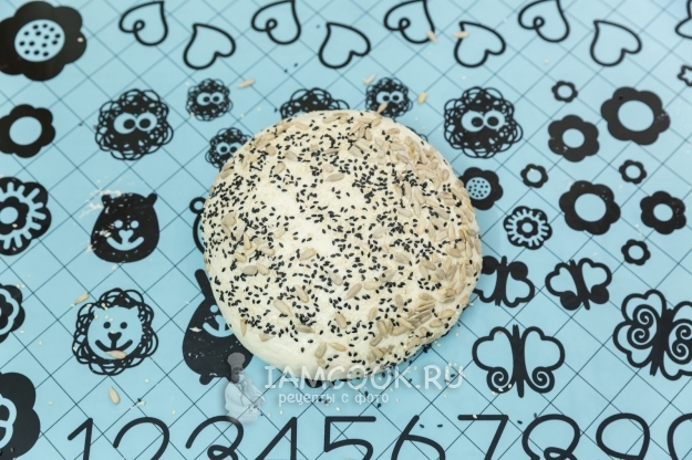 Посыпать семечками и кунжутом