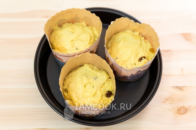 Разложить тесто по формам