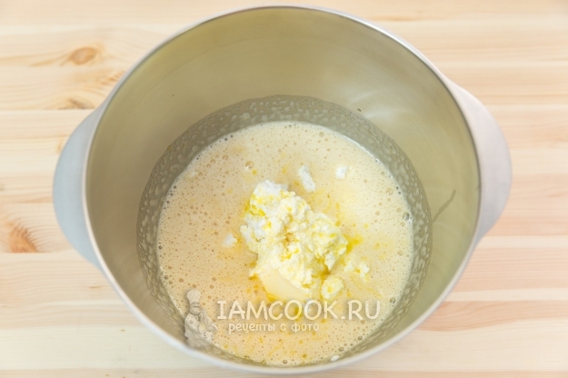 Добавить творог и масло