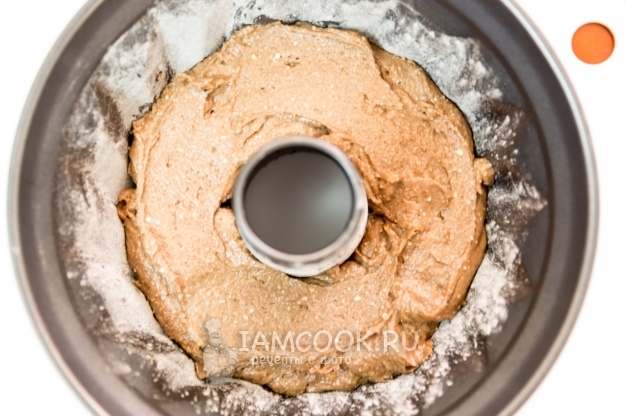 Положить тесто в форму