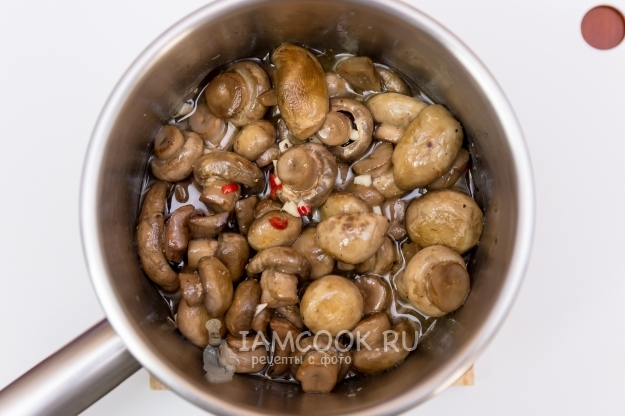 Положить грибы в маринад