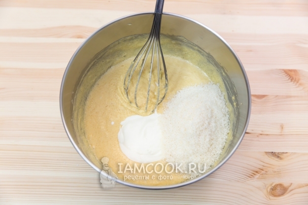 Добавить сметану и кокосовую стружку