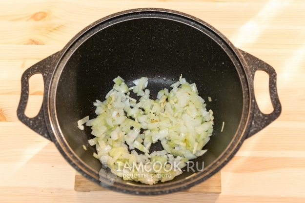 Обжарить лук