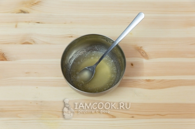 Развести желатин водой