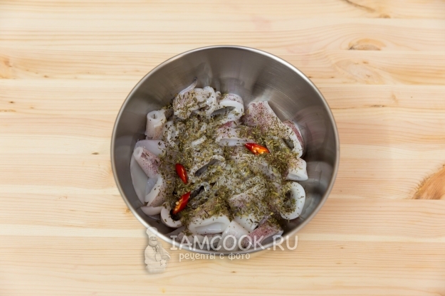 Добавить специи и перец