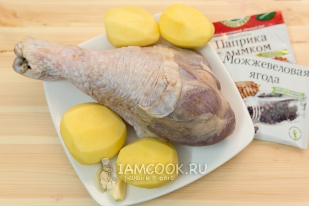 Ингредиенты для голени индейки, запеченной с пряным картофелем