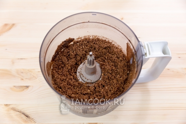 Взбить в блендере печенье, какао и масло