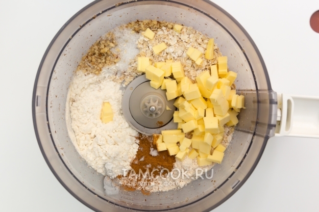 Добавить муку, сахар и масло