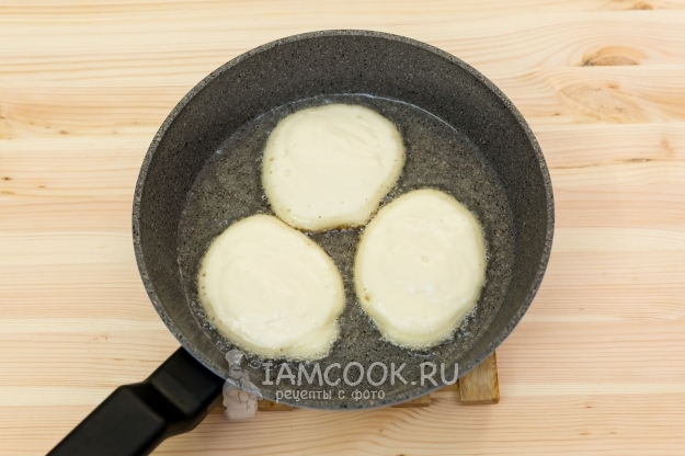 Положить тесто на сковороду