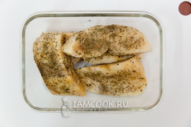 Посыпать рыбу солью и специями