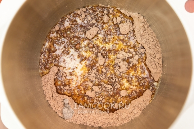 Влить масло