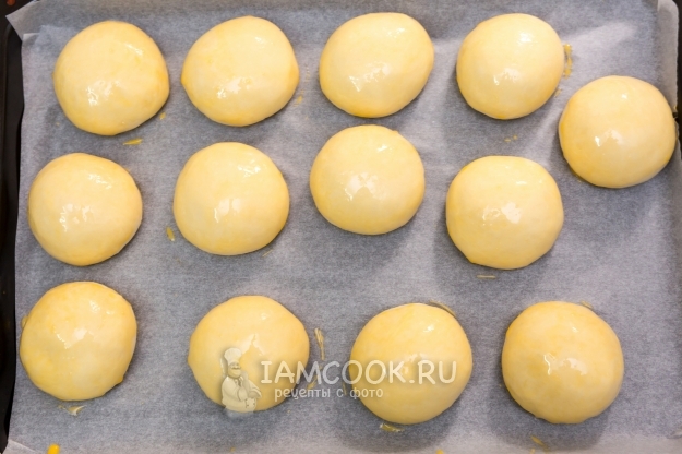 Смазать заготовки желтком