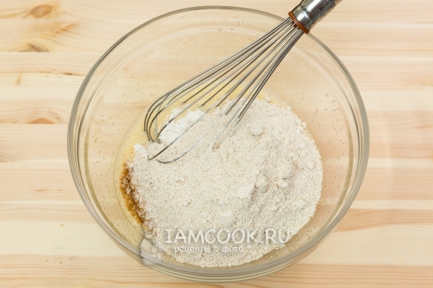 Всыпать муку и корицу