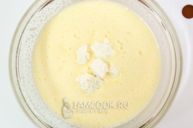 Положить творог