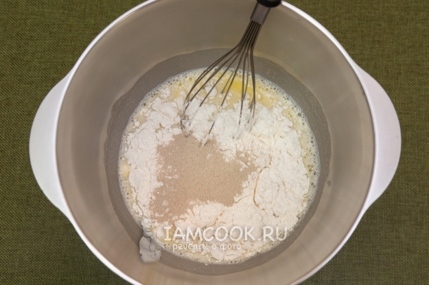 Всыпать муку и дрожжи