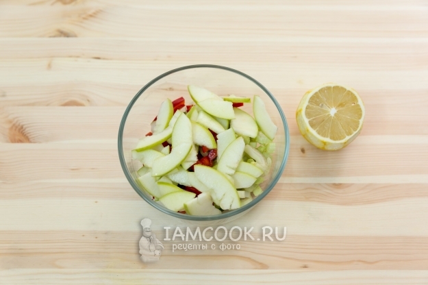 Полить яблоки соком лимона