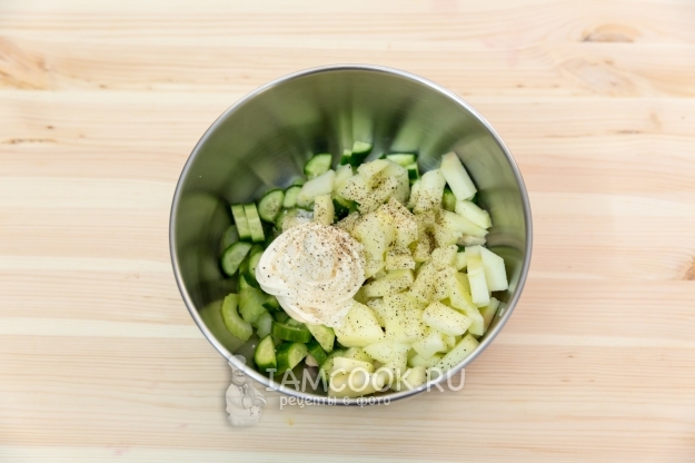 Добавить майонез, соль и перец