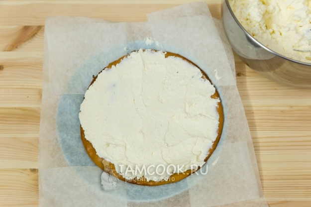 Смазать корж кремом