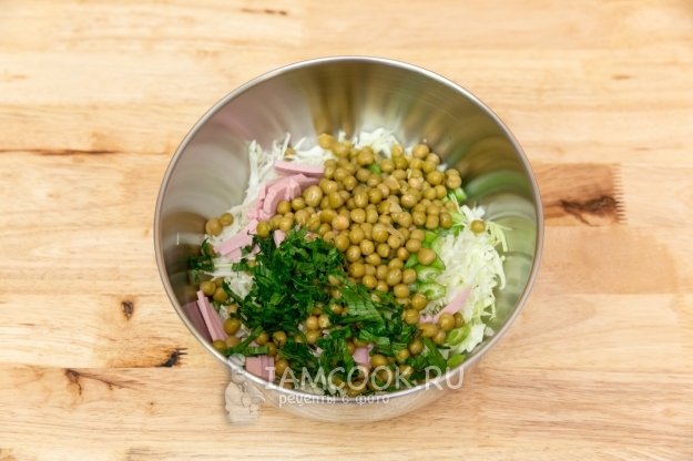 Положить горошек и сельдерей