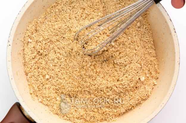 Обжарить молотый миндаль