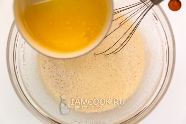 Влить масло