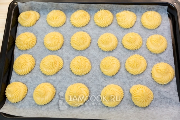 Выложить тесто на противень