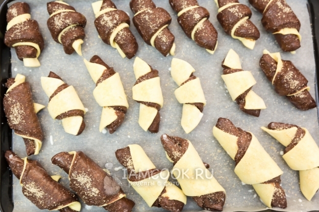 Присыпать заготовки сахаром