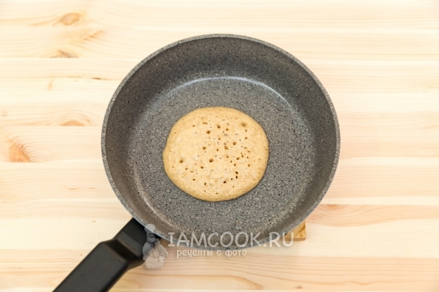 Налить тесто на сковороду