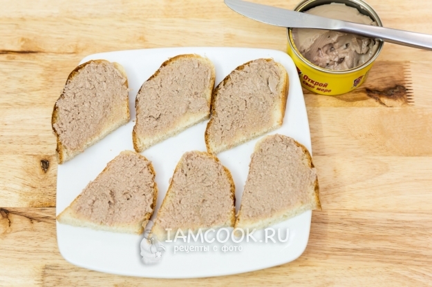 Намазать хлеб печенью трески