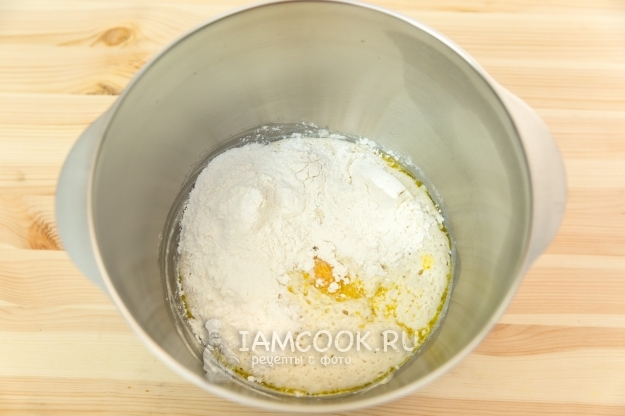 Добавить масло, молоко и муку