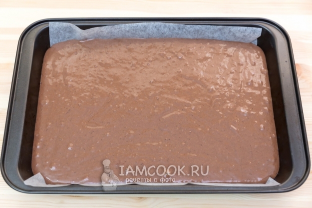 Вылить тесто на противень