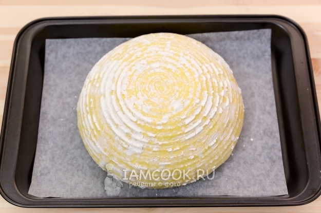 Положить тесто на противень